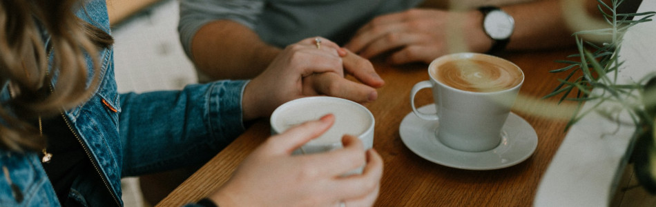 Ghidul cadourilor pentru primele întâlniri: Cum găsești echilibrul între „Prea Mult” și „Prea Puțin”