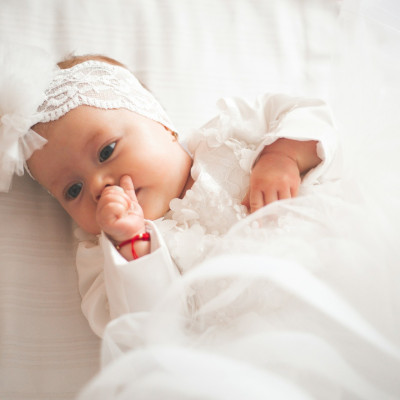 Ghid de cadouri pentru botez: idei practice, educative și investiții inteligente pentru finuți