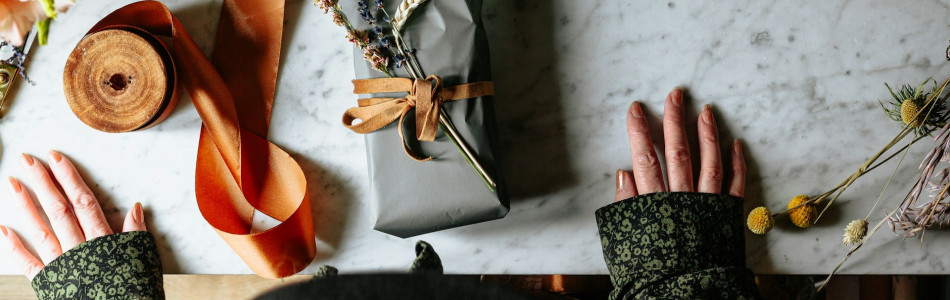 Nu ai cutie? Nu e o problemă. Arta ambalării creative și sustenabile pentru cadouri cu personalitate