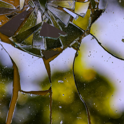 Superstiții despre cadouri în România: De ce să nu dăruiești ceasuri, cuțite sau batiste (și cum să "plătești" cadoul)