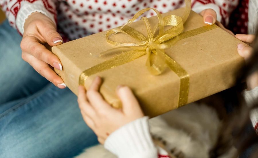 O mulțime de cadouri pentru ea!